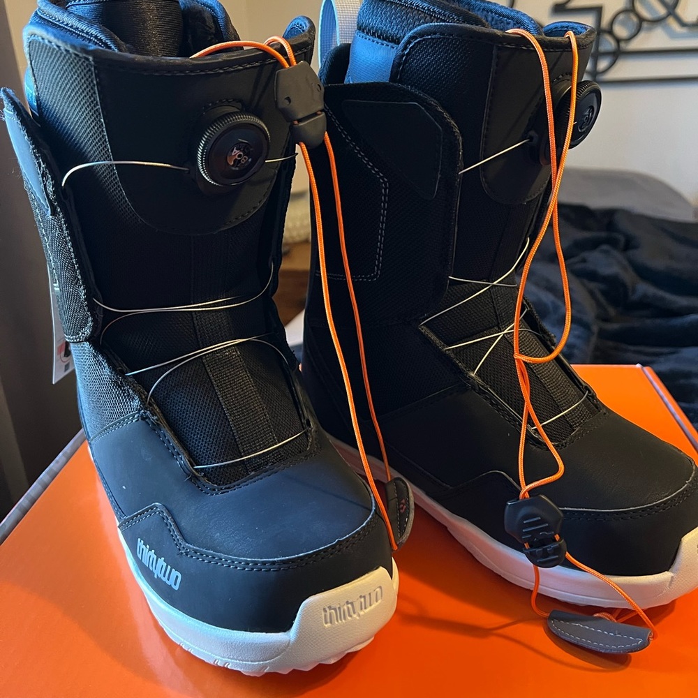 BRAND NIB THIRTY TWO WOMENS SNOWBOARD BOOTS